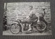 CARTE POSTALE MOTO ANCIENNE OLD MOTORCYCLE ENTRE TUBES FEMME BELLE EPOQUE - Motos