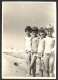 Four Smiling Girls On Beach   Old Photo 6x9 Cm #41172 - Anonyme Personen