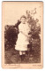 Fotografie J. Reinhardt, Reutlingen, Kleingraberstr. 330, Portrait Mädchen Im Weissen Kleid Steht Im Garten  - Personnes Anonymes