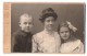 Fotografie Carl Remde, Eisenach, Frauenberg 29, Portrait Mutter Mit Zwei Kindern Im Anzug Und Kleid Mit Haarschleife  - Anonyme Personen