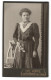 Fotografie Emil Hoppe, Hartmannsdorf, Portrait Junge Dame Im Kleid Mit Spitzenkragen Und Blumen In Der Hand  - Anonyme Personen