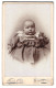 Fotografie Fritz Otto, Kastel Am Rhein, Mainzerstr. 31, Portrait Süsses Baby Im Gerüschten Kleidchen  - Anonyme Personen