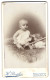 Fotografie H. Bogler, Frankfurt / Main, Gr. Eschenheimerstr. 41, Portrait Süsses Baby Auf Einem Fell Sitzend  - Anonyme Personen