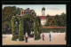 AK Friedrichshafen I. B., Besucher Im Garten Des Kgl. Schlosses  - Friedrichshafen
