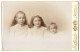 Fotografie B. Münch, Gotha, Portrait Drei Junge Mädchen In Weissen Kleidern Der Grösse Nach Aufgereiht  - Anonyme Personen