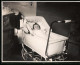 Fotografie Niedliches Baby Im Kinderwagen Liegend 1932  - Other & Unclassified