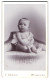 Fotografie F. Ahlborn, Winsen A.d.L., Niedliches Baby Auf Einem Sofa Sitzend  - Anonymous Persons