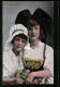 AK Mutter Und Tochter In Elsässischer Tracht Aneinander Gekuschelt  - Costumes