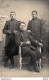 CARTE PHOTO NON IDENTIFIEE REPRESENTANT TROIS SOLDATS PRENANT LA POSE DANS UN STUDIO PHOTO N° 5 SUR LES COLS - A Identifier