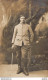 CARTE PHOTO NON IDENTIFIEE REPRESENTANT UN SOLDAT CRAVACHE A LA MAIN CHEZ UN PHOTOGRAPHE - To Identify