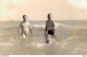 VIET NAM TONKIN INDOCHINE PHOTO TAILLE CPA DEUX HOMMES ET UN ENFANT DANS LA MER - Anonymous Persons