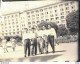 VIET NAM TONKIN INDOCHINE PHOTO 11.5 X 8.5 CMS CINQ JEUNES HOMMES PRENANT LA POSE DEVANT UN BATIMENT - Anonyme Personen