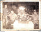 VIET NAM TONKIN INDOCHINE PHOTO 10.5 X 8 CMS DES HOMMES AUTOUR D'UNE TABLE AVEC UN COCHON CUIT ENTIER - Anonyme Personen