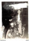 VIET NAM TONKIN INDOCHINE PHOTO DE 12 X 9 CMS UN HOMME SUR UNE MOTOCYCLETTE - Anonyme Personen