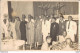 VIET NAM TONKIN INDOCHINE PHOTO 17.5 X 11 CMS GROUPE D'HOMMES EN COSTUME OU EN RELIGIEUX ATTENDANT DE PASSER A TABLE - Persone Anonimi