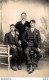 CARTE PHOTO NON IDENTIFIEE REPRESENTANT TROIS HOMMES TENANT LA POSE DANS UN STUDIO PHOTO - A Identificar