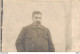 CARTE PHOTO NON IDENTIFIEE REPRESENTANT UN HOMME MOUSTACHU L'AIR SONGEUR OU BOUDEUR A VOIR - Zu Identifizieren