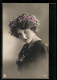 Foto-AK NPG Nr.2418: Hübsche Dame Mit Einem Blumenkranz Im Haar  - Fotografie