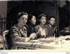 VIET NAM TONKIN INDOCHINE PHOTO 12 X 9 CMS DEUX FEMMES DE TYPE CAUCASIEN ET UN COUPLE D'ASIATIQUE A ASSIS A UNE TABLE - Persone Anonimi