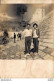 VIET NAM TONKIN INDOCHINE PHOTO DE 12 X 9 CMS UNE HOMME ET UNE FEMME DEVANT UN MUR - Anonyme Personen