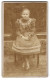 Fotografie Unbekannter Fotograf Und Ort, Junges Mädchen Im Kleid Mit Streifen Auf Einem Stuhl  - Personnes Anonymes