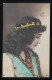 AK Foto AE 106, Junge Frau Mit Goldenem Band Im Lockigen Haar, BERLIN 27.4.1904 - Moda