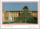 PARIS. -  La Cour Napoléon Et La Pyramide  Du Louvre .    Non Circulée - Louvre