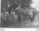 TRANSPORT D'UN BLESSE PAR DES BRANCARDIERS AIDES D'UN PRISONNIER ALLEMAND FRONT DE MARNE WW1 PHOTO ORIGINALE  24 X 18 CM - Guerra, Militares