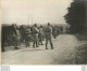FRONT FRANCAIS LA HALTE SUR LA ROUTE WW1  PHOTO ORIGINALE  24 X 18 Cm - Krieg, Militär