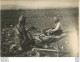 FRANCE DANS UN CAMP DE TRAVAILLEURS HINDOUS FACONNAGE DE PIQUETS  WW1 PHOTO ORIGINALE  18 X 13 CM - Krieg, Militär