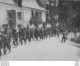 FRONT DE L'OISE COLONNE DE PRISONNIERS ALLEMANDS TRAVERSANT UN VILLAGE  WW1 PHOTO ORIGINALE  23 X 18 CM - Oorlog, Militair