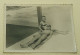 A Girl And A Guy Are Chilling On The Beach - Anonyme Personen