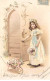 Fantaisie - N°91184 - Jeune Fille Avec Un Bouquet Près D'une Porte - Autres & Non Classés