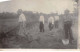 Agriculture - N°91128 - Hommes Travaillant Sur Un Chemin Avec Pioches, Et Pelles - Carte Photo - Cultivation