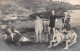 Photographie - N°90937 - Une Famille En Tenue De Bain Sur Un Rocher Au Bords De Mer, Les Pieds Dans L'eau - Carte Photo - Photographs