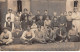 Photographie - N°90938 - Groupe De Personnes Dans Une Cour - Carte Photo à Localiser - Fotografie