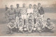 Sports - N°90929 - Une équipe De Football Avec Des Hommes En Uniforme - Carte Photo - Soccer