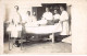 Santé - N°90867 - Médecins Autour D'un Homme Allongé - Carte Photo à Localiser - Salud