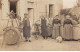 Métier - N°90798 - Hommes Remplissant Des Tonneaux Dans Une Cour - Carte Photo - Artisanat