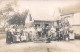 Agriculture - N°90737 - Hommes, Femmes Et Enfants Dans Une Cour De Ferme Avec Une Brouette - Carte Photo - Bauernhöfe