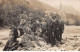 65 - N°91441 - LOURDES - Groupe De Touristes à Lourdes Au Bords De L'eau, Une église Au Fond - Carte Photo - Lourdes