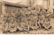 Militaire - N°91328 - Groupe De Militaires Dans Une Cour D'une Maison - Carte Photo à Localiser - Sonstige & Ohne Zuordnung