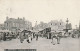 PE 3-(14) DEAUVILLE - LA PLACE MORNY ET LE MARCHE - ETALS , CHALANDS - 2 SCANS - Deauville