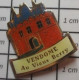 611c Pin's Pins / Beau Et Rare / MARQUES / CHATEAU ROUGE VENDOME AU VIEUX BERRY ... Chuck Ou Richard ? - Marche