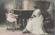 QU 7- LECON DE PIANO - JEUNE FEMME ET FILLETTE - CARTE COLORISEE  - 2 SCANS - Vrouwen