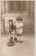 QU 8-  ENFANT AVEC CHEVAL DE BOIS A ROULETTES - CARTE PHOTO - 2 SCANS - Portretten