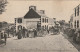 QU 13- NOCE BRETONNE AU PAYS DE CORNOUAILLES - ARRIVEE EN VOITURE DE LA NOCE AU BOURG - 2 SCANS - Personnages