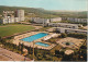 QU 14-(30) BAGNOLS SUR CEZE - LA PISCINE - VUE PANORAMIQUE - LES CITES - CARTE COULEURS - 2 SCANS - Bagnols-sur-Cèze