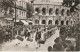 QU 14-(30) NIMES - DEFILE DE TAMBOURINAIRES ET ARLESIENNES DEVANT LES ARENES - 2 SCANS - Nîmes