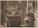 RE - PHOTOGRAPHIE 1918 - SCENE DE VIE - FEMME BRODANT ENTOUREE DE PORTRAITS   - 2 SCANS - Fotografie